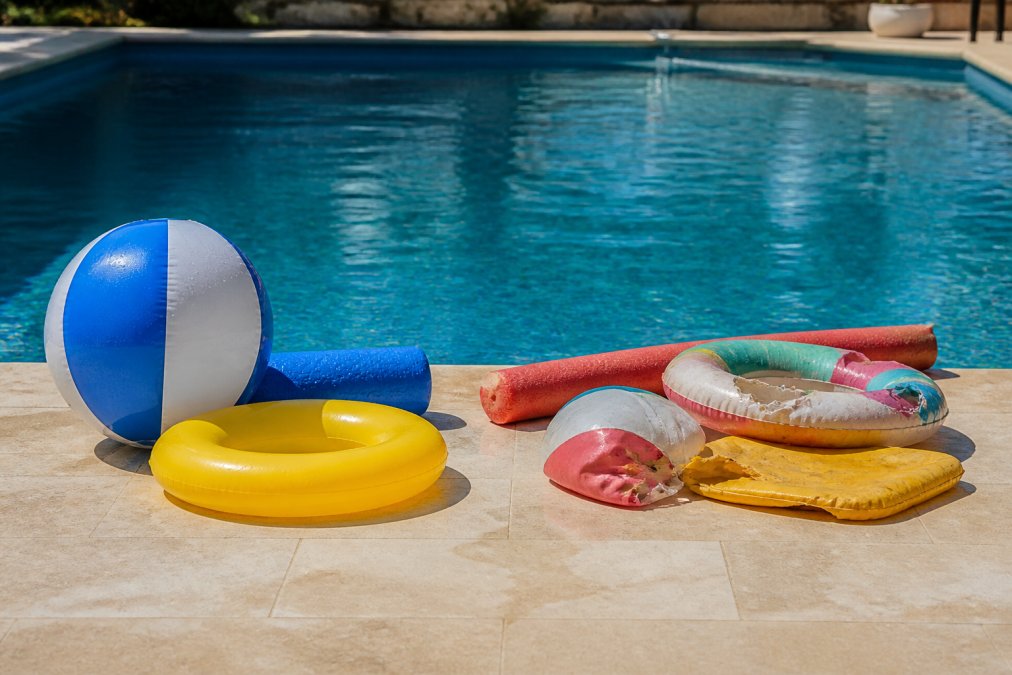 Motivs vs Swimmingpooltoys: Which Pool Toys Last?